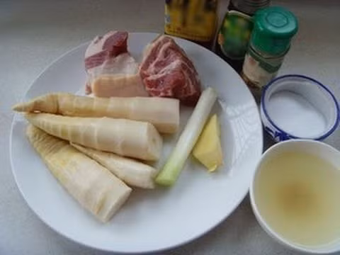 3. Măng nhồi thịt. Nguyên liệu: Măng tươi, thịt ba chỉ, hành ta, rượu, nước tương, nước dùng, tinh bột ngô, hạt tiêu trắng, muối. Măng tươi mua về rửa sạch, đem luộc mở vung trong 3 phút để chất độc bay hết. Ảnh: youtube.com.