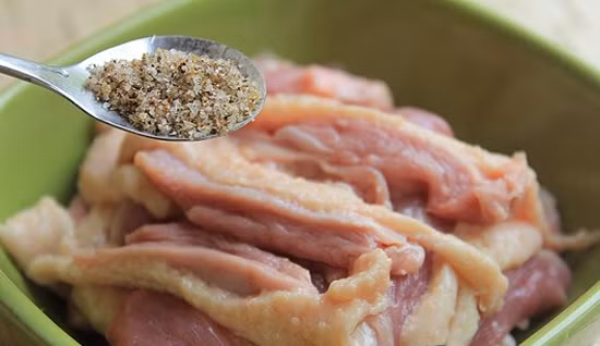 4. Vịt nấu măng. Nguyên liệu: Vịt, măng, quả sấu, rượu, gừng, rau mùi tàu, hành, gia vị. Vịt làm sạch, xát lại bằng rượu gừng để khử mùi hôi của vịt. Chặt vịt thành miếng vừa ăn. Ảnh: agiadinh.net.