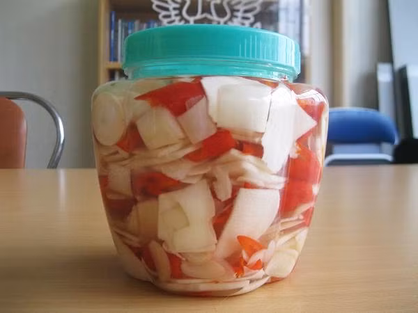 1. Măng ớt: Những người thích ăn cay thì món măng ớt chính là một đặc sản. Củ măng thái mỏng, luộc qua nước muối, để ráo nước rồi cho vào ngâm ớt, tỏi, móc mật độ nửa tháng là được lọ măng ớt, thứ gia vị ăn hàng ngày rất ngon. Ảnh: aMeovat.com.