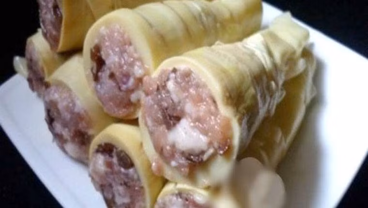 Trộn thịt, nước tương, rượu, bột ngô, tiêu và ít muối. Gừng sau khi đập nhỏ, bọc vào miếng vải xô bóp mạnh lấy nước rồi đổ vào cùng bát thịt băm. Dùng đũa trộn đều các nguyên liệu, để 25 phút cho ngấm gia vị. Ảnh: huongsen.vn.