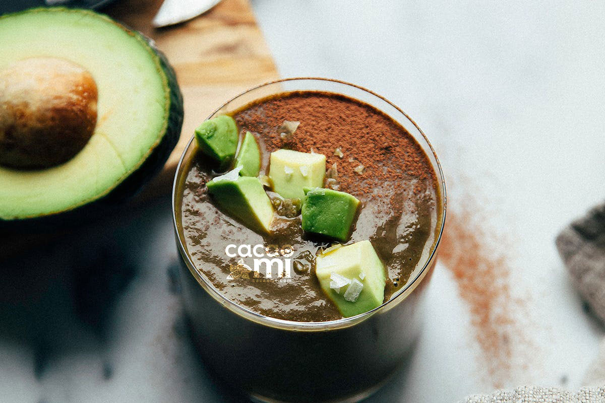 3. Sinh tố sữa tươi, quả bơ và chocolate: Có thể thêm chuối chín, mật ong vào xay cùng bơ, chocolate và sữa. Quả bơ giàu dinh dưỡng nên vô cùng tốt cho bé. Ảnh: CacaoMi.vn.