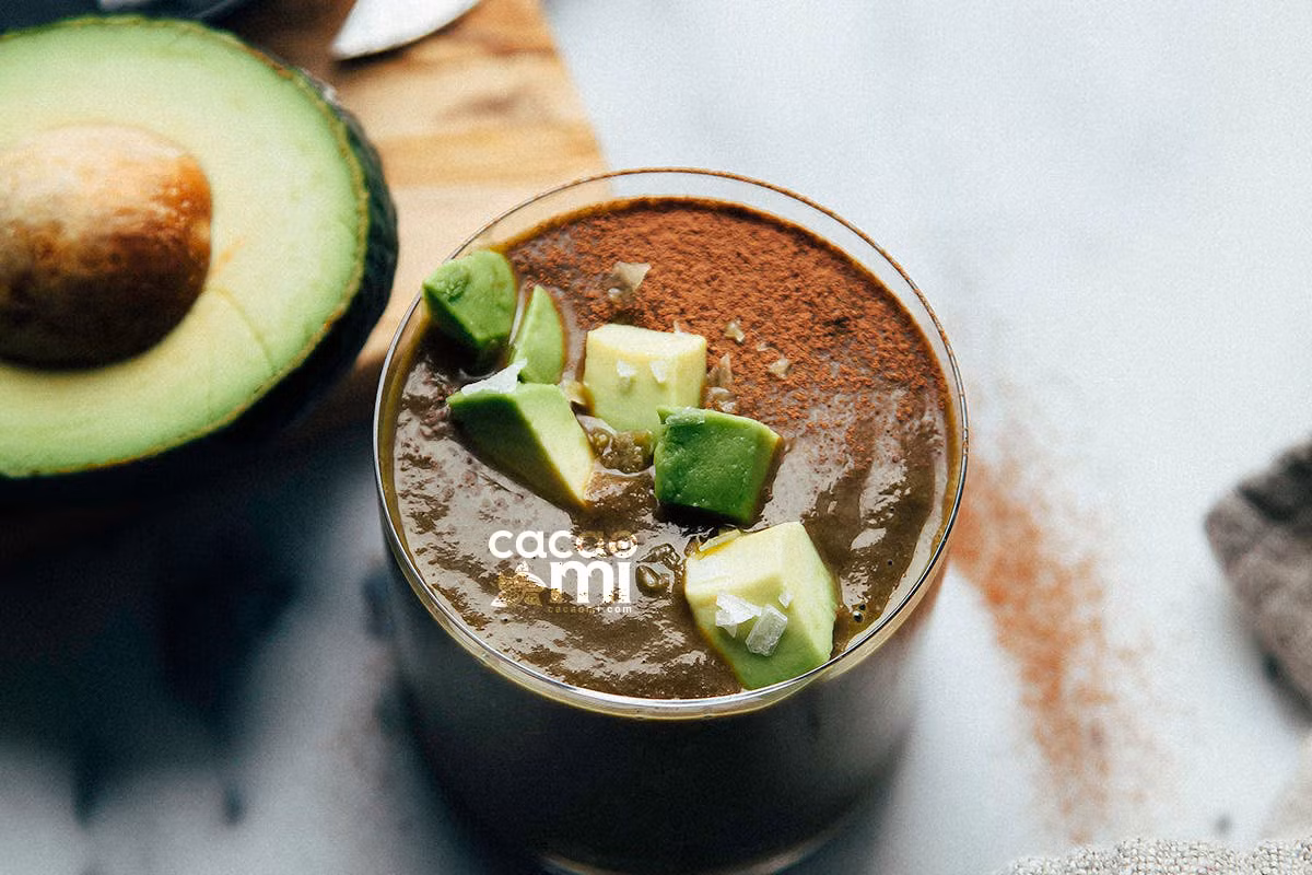 3. Sinh tố sữa tươi, quả bơ và chocolate: Có thể thêm chuối chín, mật ong vào xay cùng bơ, chocolate và sữa. Quả bơ giàu dinh dưỡng nên vô cùng tốt cho bé. Ảnh: CacaoMi.vn.