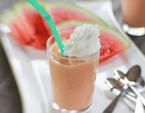 4. Sinh tố sữa tươi và dưa hấu: Đồ uống này bé cực thích khi thời tiết nóng nực nhé. Mẹ hãy cắt dưa thành khoanh nhỏ, sau khi đã bỏ hạt, cùng với sữa tươi, cho vào xay nhuyễn. Có thể thêm ít vallina cho thơm. Nếu dưa nhạt và dùng sữa tươi không đường thì mẹ nên thêm ít đường vào, xay cùng. Ảnh: Emvaobep.com.