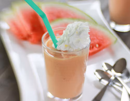 4. Sinh tố sữa tươi và dưa hấu: Đồ uống này bé cực thích khi thời tiết nóng nực nhé. Mẹ hãy cắt dưa thành khoanh nhỏ, sau khi đã bỏ hạt, cùng với sữa tươi, cho vào xay nhuyễn. Có thể thêm ít vallina cho thơm. Nếu dưa nhạt và dùng sữa tươi không đường thì mẹ nên thêm ít đường vào, xay cùng. Ảnh: Emvaobep.com.