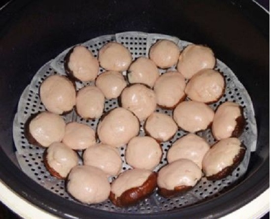 Súp lơ chẻ nhỏ, rửa sạch. Xu hào, cà rốt đem tỉa hoa, sắt thành từng lát mỏng. Gừng sắt thành lát mỏng. Hành lá, rau mùi rửa sạch. Đem giò sống trộn đều với một chút hạt tiêu để cho vị của giò thơm hơn. Sau đó lấy giò sống nhồi vào nấm hương để tạo thành mọc. Ảnh: toinayangi.vn.