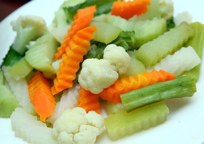 Làm nước dùng: Bắc 1 nồi nước lên bếp đun sôi rồi thả các viên mọc vào, đun cho đến khi mọc nổi lên là chín. Sau đó vớt ra bát để riêng. Trong thời gian đun mọc, có thể chuẩn bị phần rau củ. Ảnh: ngoaio.com.vn.