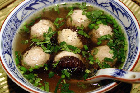 Thêm nếm gia vị cho vừa miệng sau đó tắt bếp. Múc rau củ ra bát tô, cho mọc lên trên sau đó rưới nước dùng vào rồi thưởng thức. Ảnh: congaivanhungdieunhoxinh.com.