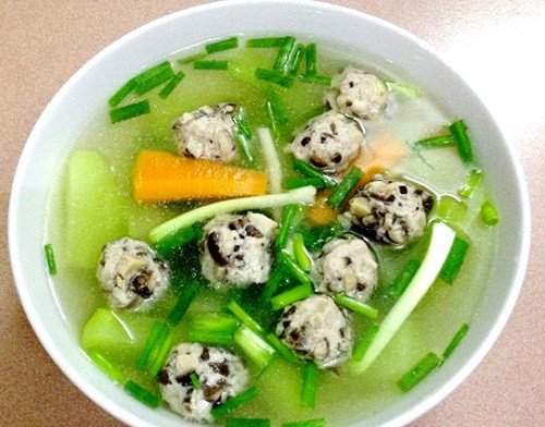 Đun sôi 2 bát con nước, cho bí đao đun khoảng 15 phút, dùng thìa múc từng viên nhỏ mọc vào nồi canh. Đun thêm 5 phút, nêm vào nồi canh một thìa nhỏ muối, đường, đun sôi lại rồi nêm nếm. Tắt bếp. Rắc hành lá vào là hoàn thành. Ảnh: Tinhot247.vn.