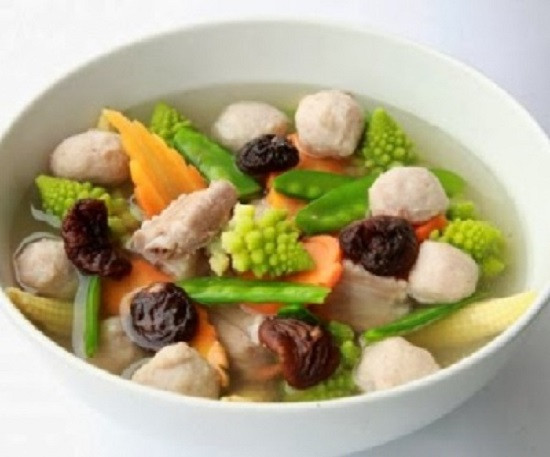 Cà rốt, su hào, su su gọt vỏ, rửa sạch, bổ miếng vừa ăn. Hành lá cắt rễ, nhặt và rửa sạch, thái nhỏ. Khi rau củ chín, bạn cho mọc vào đun cùng 1-2 phút. Nêm nếm gia vị cho vừa ăn, thêm hành lá vào và tắt bếp. Ảnh: toinayangi.vn.