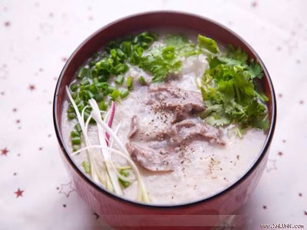 Đem gạo nếp đãi sạch, rồi cho vào nấu thành cháo rồi đổ gan dê, rau chân vịt gừng hành vào, khuấy lên là ăn được. Nên chia ra ăn ngày 2 lần và ăn khi còn nóng sẽ rất tốt cho sức khỏe cũng như tốt cho mắt. Ảnh: xaluan.com.