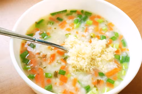 Còn các vị thuốc bắc cho vào một túi vải. Sau đó cho gan dê cùng với các vị thuốc vào nồi đất, ninh kỹ, bỏ túi thuốc ra là có thể sử dụng được gan dê. Ảnh: thitrung.com. (Thông tin trong bài chỉ mang tính chất tham khảo, trước khi sử dụng bài thuốc, vui lòng hỏi ý kiến bác sĩ).