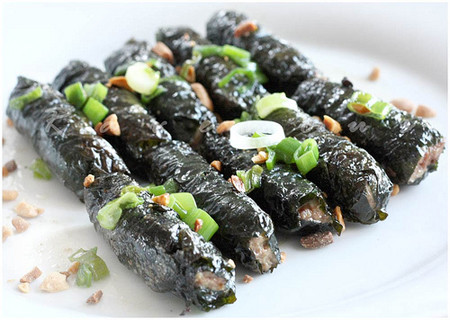 Sau đó múc ốc gói vào lá lốt, lấy tăm định hình cho khỏi rớt. Bắc chảo lên bếp cho chút xíu dầu ăn rồi đặt gói ốc vào chiên lửa vừa đến nhỏ chờ mặt dưới héo rút tăm lật lại ráo là xong rồi. Ảnh: 7monngonmoingay.info.