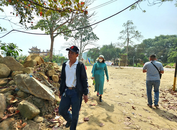 Trước khung cảnh đẹp nên thơ sát bờ biển, nhiều người dân và du khách đã cùng nhau đến đây chụp hình tham quan. Ảnh: MINH TRƯỜNG. 