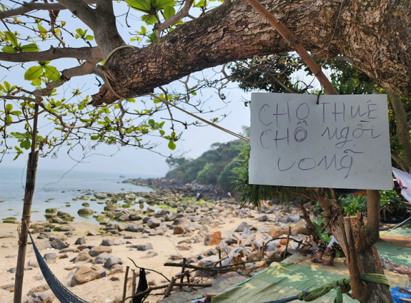 Một số người dân nắm bắt được nhu cầu của du khách nên ra bãi rạn cho thuê võng, chiếu phục vụ du khách nghỉ ngơi. Ảnh: MINH TRƯỜNG.