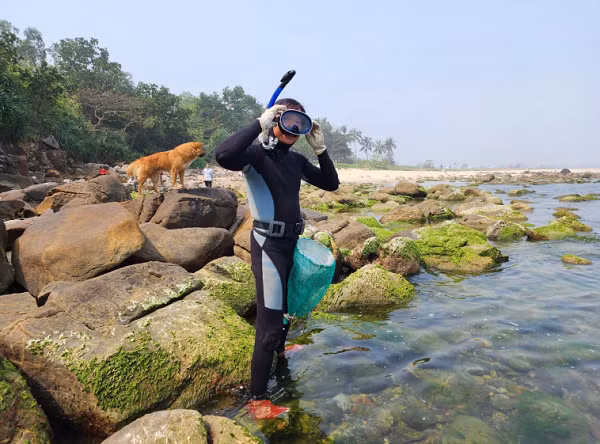 Rạn Nam Ô cũng là nơi kiếm sống của người dân khu vực này. Ảnh: MINH TRƯỜNG. 