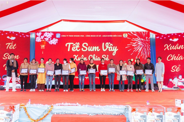 ​Cam dong Clip nghin cong nhan hat Quoc ca trong xuong may-Hinh-4