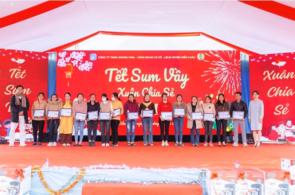 ​Cam dong Clip nghin cong nhan hat Quoc ca trong xuong may-Hinh-4