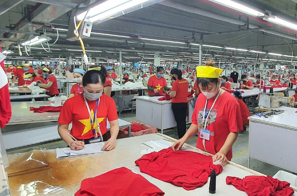 ​Cam dong Clip nghin cong nhan hat Quoc ca trong xuong may-Hinh-3