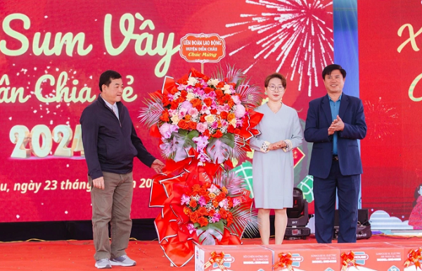 ​Cam dong Clip nghin cong nhan hat Quoc ca trong xuong may-Hinh-2