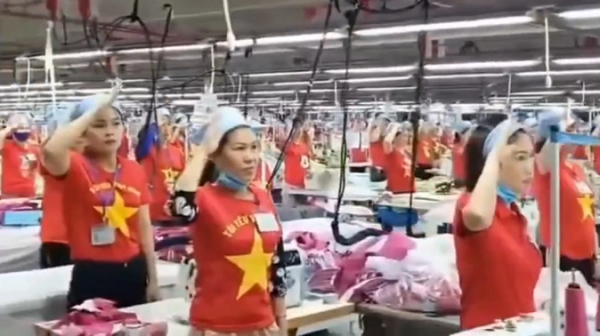 ​Cam dong Clip nghin cong nhan hat Quoc ca trong xuong may