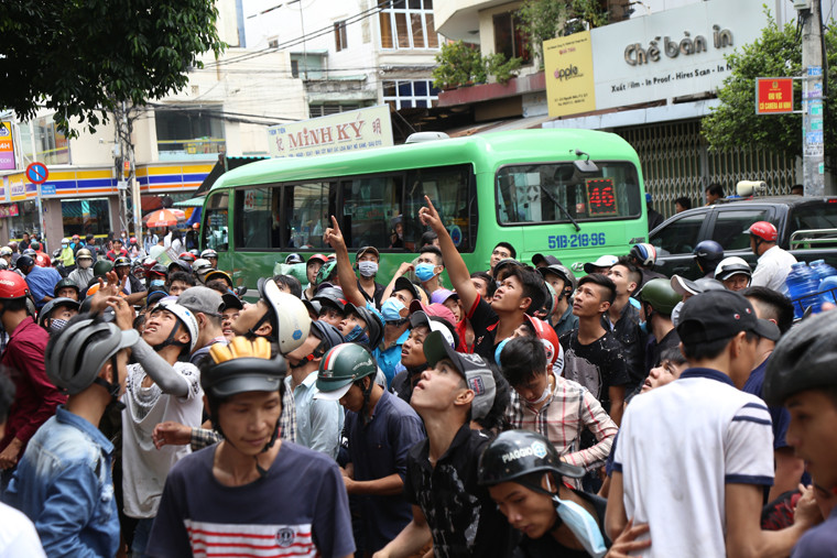 Giữa ngày 26/8 (16/7 Âm lịch) tại một nhà hàng người Hoa trên đường Nguyễn Biểu (phường 2, quận 5, TP. HCM) làm mâm cỗ cúng cô hồn với đầy đủ thịt gà, heo, bánh, hoa quả,...
