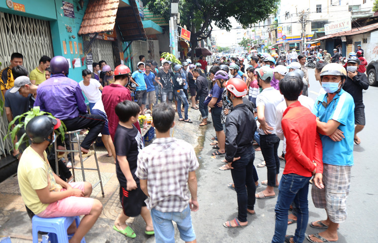 Bất chấp nắng nóng gay gắt cuối hè miền Nam, hàng trăm người đủ mọi lứa tuổi, đa số là thanh niên trai tráng tụ về rất đông tại các điểm cúng cô hồn để chờ...