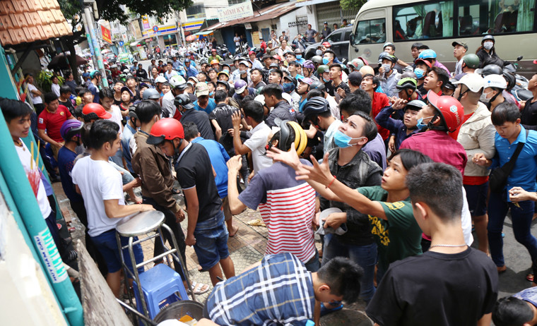 Ra đường vào những ngày này ở khu Chợ Lớn, người dân thường thấy "đội quân giật cô hồn" thường là những thanh niên đi trên nhiều xe máy, nẹt bô ầm ầm tìm những gia chủ nào cúng để giật tiền hoặc đồ ăn...