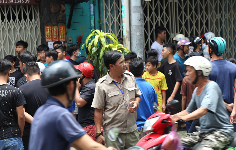 Tục cúng cô hồn thường được gia đình người Hoa tại các khu Chợ Lớn (quận 5, 6, 11...) làm lễ cúng lớn với heo, gà quay, trái cây và đặc biệt nhất vẫn là hàng triệu tiền thật. 