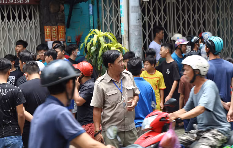 Tục cúng cô hồn thường được gia đình người Hoa tại các khu Chợ Lớn (quận 5, 6, 11...) làm lễ cúng lớn với heo, gà quay, trái cây và đặc biệt nhất vẫn là hàng triệu tiền thật. 