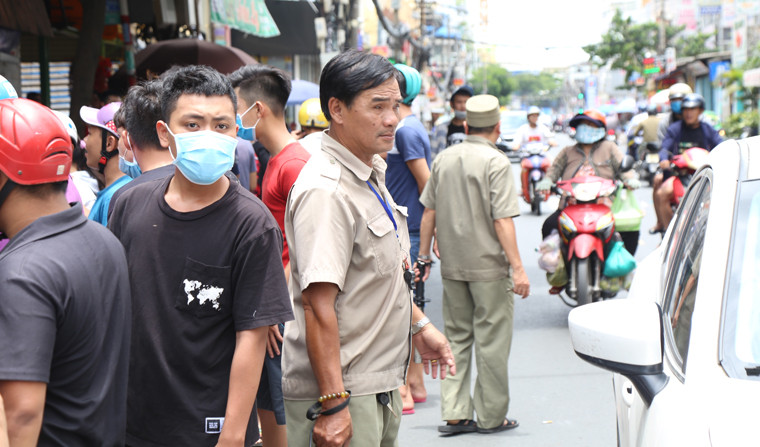 Theo ghi nhận của PV Kiến Thức, do ngày hôm nay là ngày chủ nhật cuối tuần nên nhiều doanh nghiệp, hộ kinh doanh và nhiều hộ dân ở khu Chợ Lớn tổ chức cúng cô hồn. Vì vậy lượng người từ khắp nơi kéo về chờ " giật cô hồn" khá đông đúc.