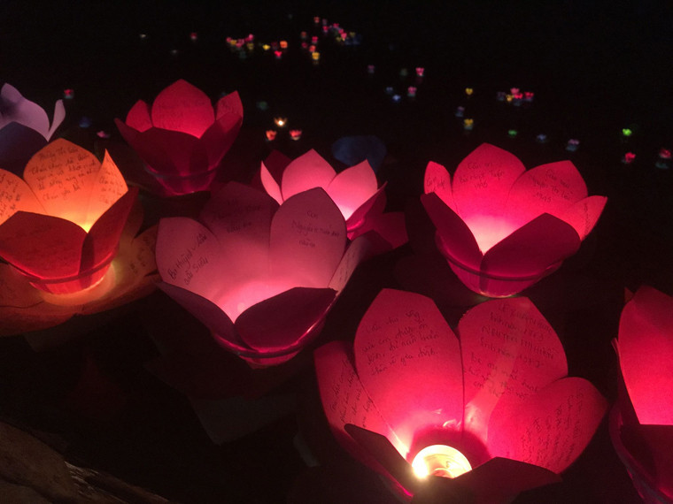Những ước nguyện được ghi trên những cánh hoa đăng với mong ước gia đình bình an, yêu thương hòa thuận lẫn nhau.