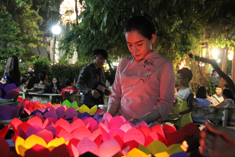 Các bạn trẻ tình nguyện chuyển hoa đăng của các Phật tử thả xuống sông. “Những điều ba mẹ cần rất đơn giản không có to lớn gì cả nhưng đôi khi tôi hay vô tâm, 4, 5 ngày không gọi điện về nhà khiến ba mẹ lo lắng. Cuộc đời của bố mẹ không lúc nào là không lo lắng cho các con”, chị Trần Thị Quỳnh quê Quảng Ngãi tâm sự. 