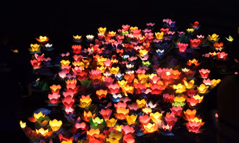Hoa đăng trong đêm Vu Lan rực sáng dòng sông ở Sài Gòn.