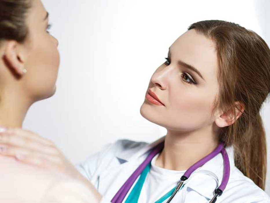 Chủ quan với khám sức khỏe: Nhiều người có tâm lý chủ quan đối với sức khỏe, nhất là với làn da của mình nên không chịu đi khám định kỳ, để tới khi quá muộn mới đi chữa bệnh thì không còn hiệu quả. Theo các chuyên gia về da liễu, ung thư da cũng có thể phát hiện qua các dấu hiệu rất nhỏ ban đầu, từ đó giúp sớm điều trị tốt và ngăn ngừa bệnh phát triển. Vì vậy việc khám sức khỏe định kỳ rất quan trọng trong việc phòng bệnh ung thư da.