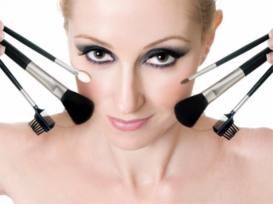 Thường xuyên phụ thuộc vào trang điểm: Ngày nay, rất nhiều người có thói quen trang điểm để có cảm giác tự tin hơn mỗi khi ra ngoài mà không hề hay biết, đây cũng là một trong những nguyên nhân gây ung thư da.