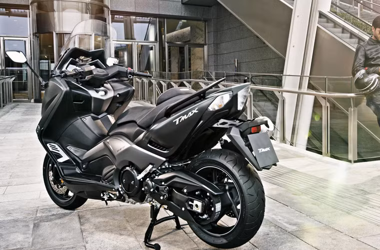 Các kỹ sư thiết kế của hãng Iwata chế tạo bảng hiển thị xe kết hợp giữa cơ học và điện tử, sử dụng nguồn 12V và thêm nút đề Smartkey rất được khen ngợi và sử dụng thuận tiện.