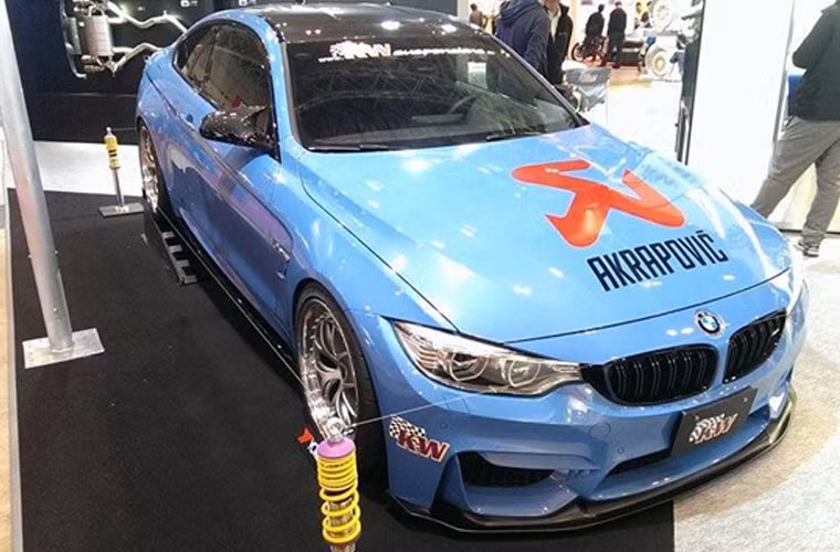 Gói độ Akrapovic cho một mẫu BMW.