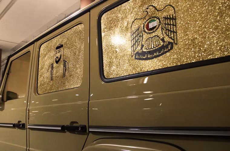 2 ô của phía bên tay phải là hình của một người đàn ông theo Đạo Hồi đội khăn và râu rậm đặc trưng. Ô cửa phía dưới là hình một chú chim đại bàng đang giang cánh sang 2 bên. Nổi bật chính giữa của chú chim là lá cờ của Các Tiểu Vương Quốc Ả Rập Thống Nhất.