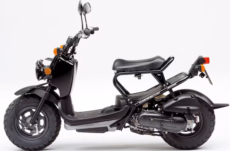 Khác hẳn với những chiếc xe có dung tích 50cc, Zoomer có kiểu dáng lạ mắt và ấn tượng. Zoomer là sự hội tụ của 2 phong cách thiết kế theo mặt cắt ngang, với nửa trên là sự nhẹ nhàng và đơn giản như trên những chiếc xe đạp, còn phía bên dưới đậm chất xe máy thể thao, chắc khoẻ và mạnh mẽ. Honda đã tạo ra một hình ảnh mới với kiểu dáng đơn giản nhưng không hề thô cứng, đơn sơ nhưng khá tiện nghi và dễ điều khiển.