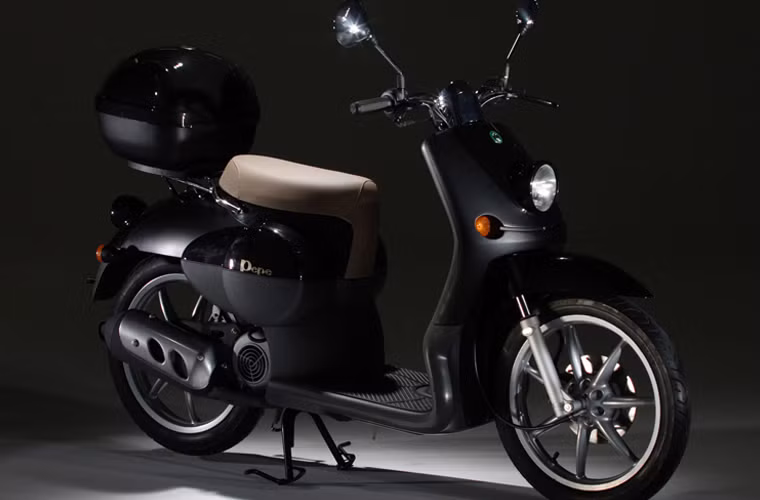 Xe Benelli Pepe 50 4T. "Chi phí sản xuất một chiếc xe 50cc không chênh là mấy so với một chiếc xe 125cc, thậm chí còn tốn kém hơn khi phải đáp ứng các tiêu chuẩn giới hạn tốc độ, khí thải Euro4... Tuy nhiên, cơ hội dành cho những mẫu xe 50cc khá lớn, bởi gia đình có thu nhập khá vẫn quan tâm đến những chiếc xe tiện nghi, có đầy đủ các tính năng an toàn cho con em họ", đại diện Benelli Việt Nam chia sẻ.