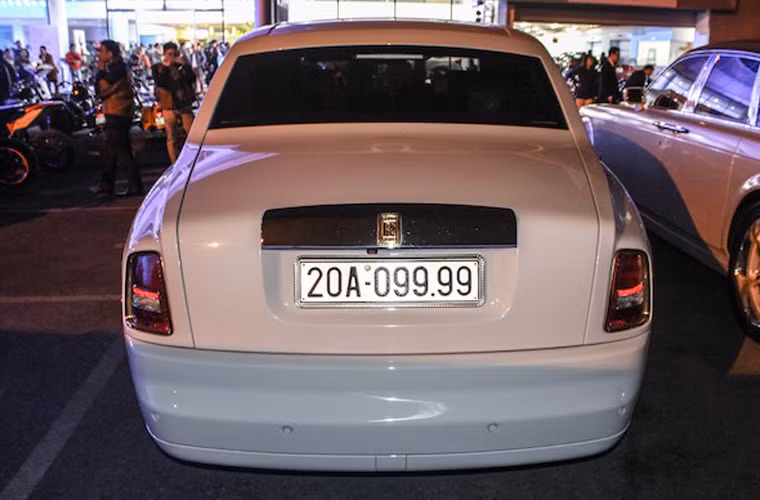Hai chiếc Rolls-Royce Phantom màu trắng với một số chi tiết mạ vàng như mâm bánh, logo, tay nắm cửa, viền đèn trước sau và biểu tượng kinh điển "Spirit of Ecstasy".