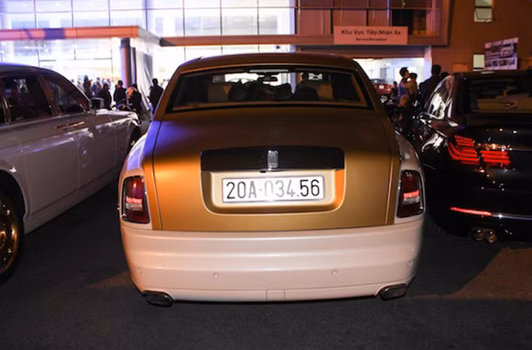 Xe mạ vàng và biển số tiến