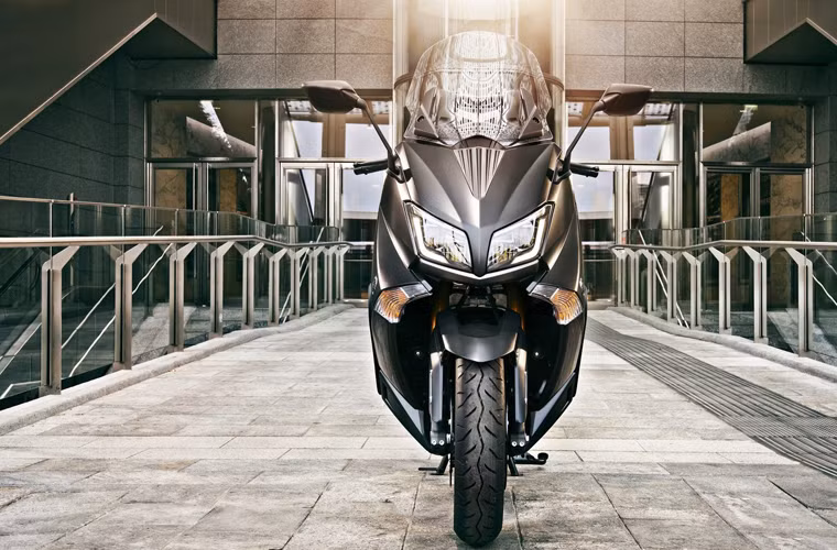 Mặt nạ trước trang bị đèn LED kép và kính trong. Đèn xi-nhan LED giúp tín hiệu rõ ràng và xe bóng bẩy hơn.