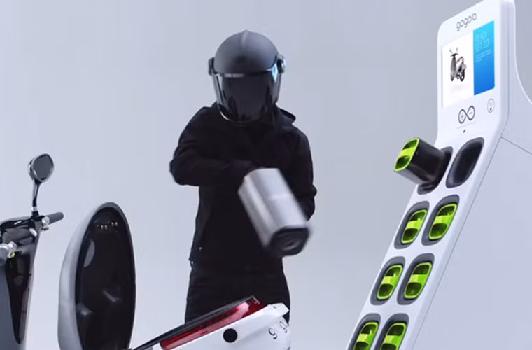 Tuy nhiên, Gogoro muốn phá vỡ giới hạn này bằng một cách tiếp cận khác: chương trình đổi pin. Dĩ nhiên, đây không phải là ý tưởng quá mới mẻ, nhưng Gogoro đã sở hữu những tiềm lực nhất định để biến giải pháp này thành hiện thực trong tương lai.