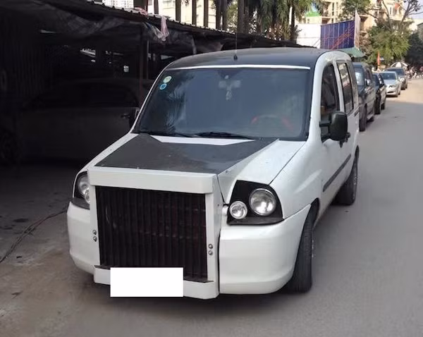 “Chet cuoi” voi chiec Fiat Doblo “nhai” Rolls-Royce o Ha Noi-Hinh-2