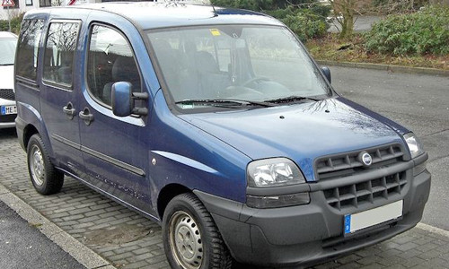 “Chet cuoi” voi chiec Fiat Doblo “nhai” Rolls-Royce o Ha Noi