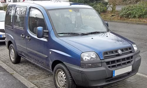 “Chet cuoi” voi chiec Fiat Doblo “nhai” Rolls-Royce o Ha Noi