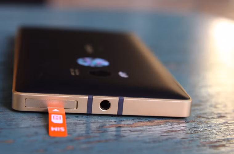 Về phần cứng, không có sự thay đổi so với Lumia 930 phiên bản trước đó, vẫn là màn hình 5 inch, camera Pureview 20 MP với ống kính Zeiss, Windows Phone 8.1 và pin 2.420 mAh.