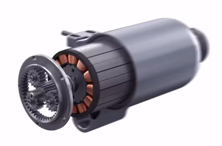 Ở vị trí trung tâm của xe là 1 mô tơ công suất 8,6 mã lực, tích hợp bánh răng hành tinh, đai truyền động bằng sợi carbon và hệ thống ride-by-wire.