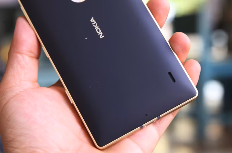 Cận cảnh mặt sau máy